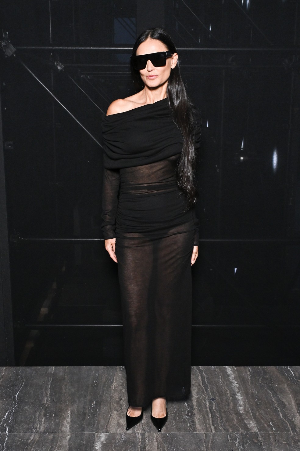 Demi Moore se descuida com transparência e mostra demais em evento de
