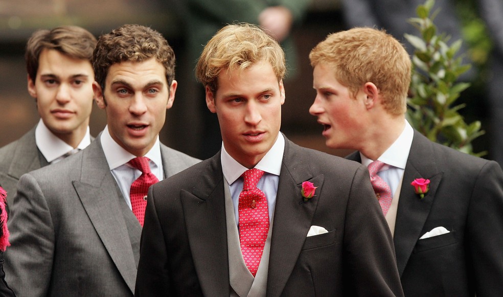 O Príncipe William e o Príncipe Harry com amigos em foto de 2004 — Foto: Getty Images
