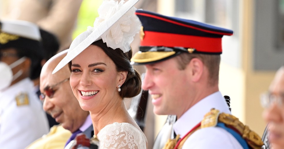 Kate Middleton e William durante visita à Jamaica em 2022 — Foto: Getty