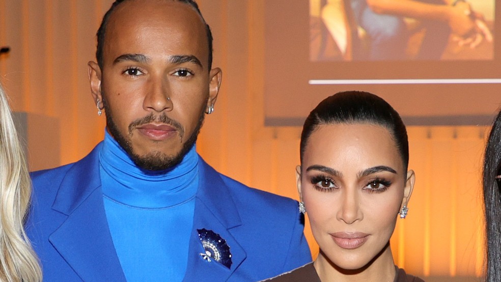 Lewis Hamilton e Kim Kardashian em premiação no ano de 2021 — Foto: Getty Images