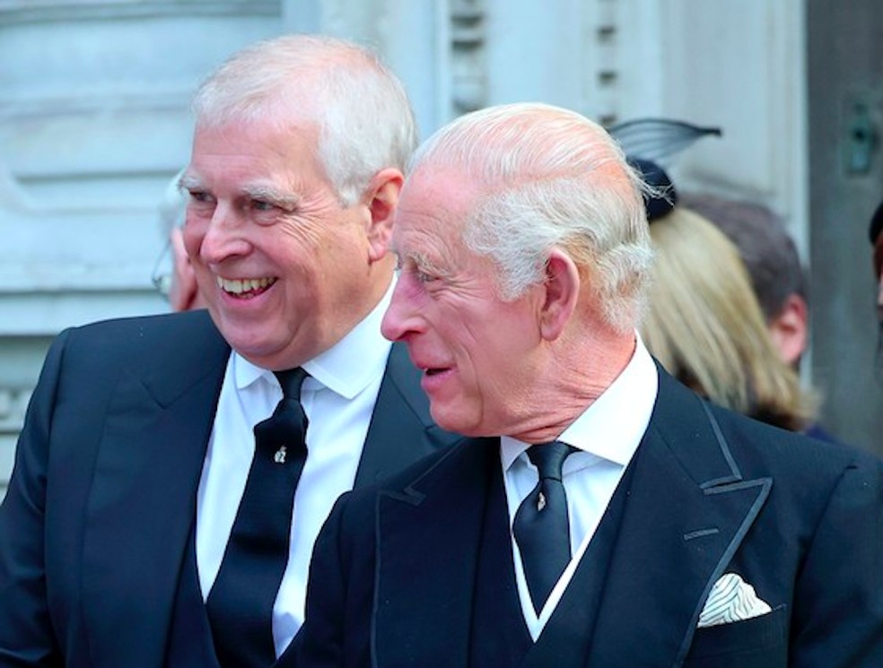 O Rei Charles III com o irmão, Andrew Mountbatten Windsor, em evento com a presença da Família Real Britânica — Foto: Getty Images
