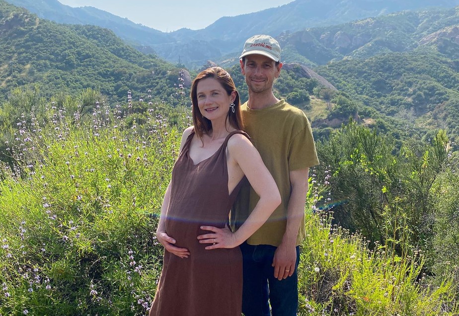 Bonnie Wright anunciou que está grávida de seu primeiro filho com o marido, o fotógrafo e cinegrafista Andrew Lococo, em abril de 2023