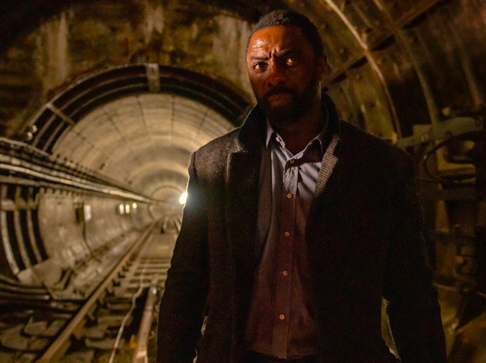 O ator Idris Elba como o protagonista da série Luther — Foto: Reprodução