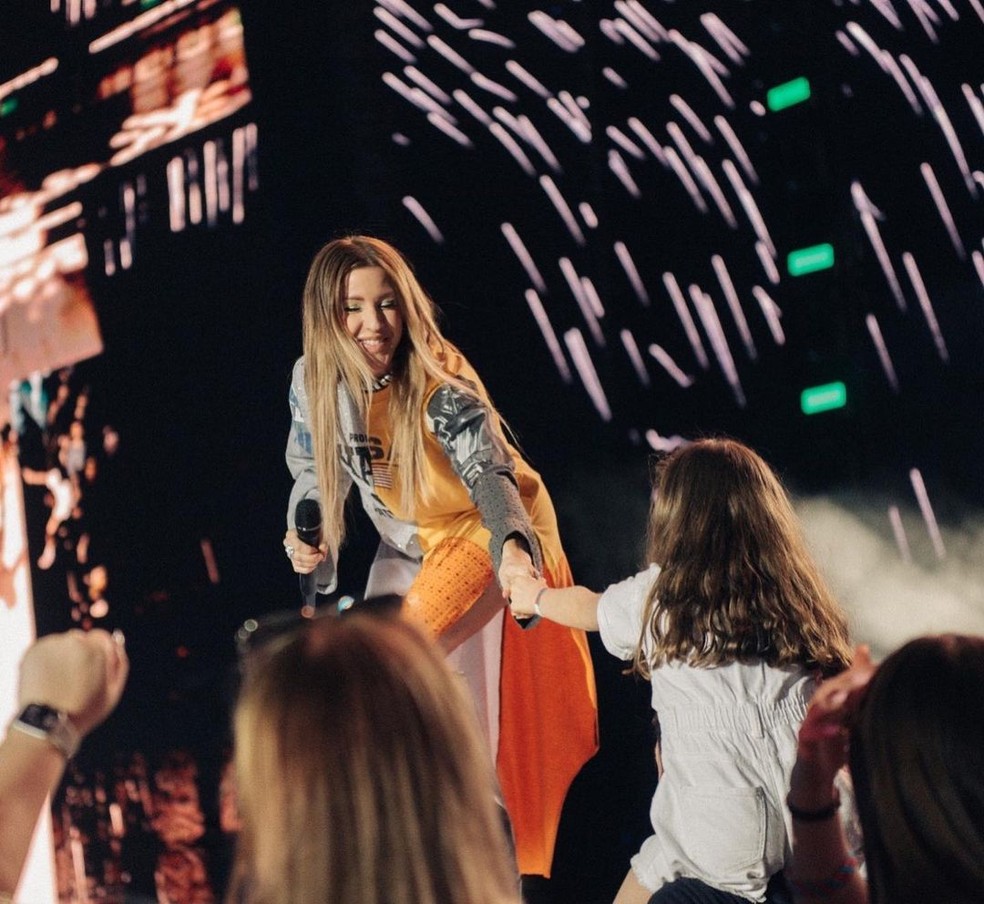 A cantora Ellie Goulding durante show — Foto: Reprodução/Instagram