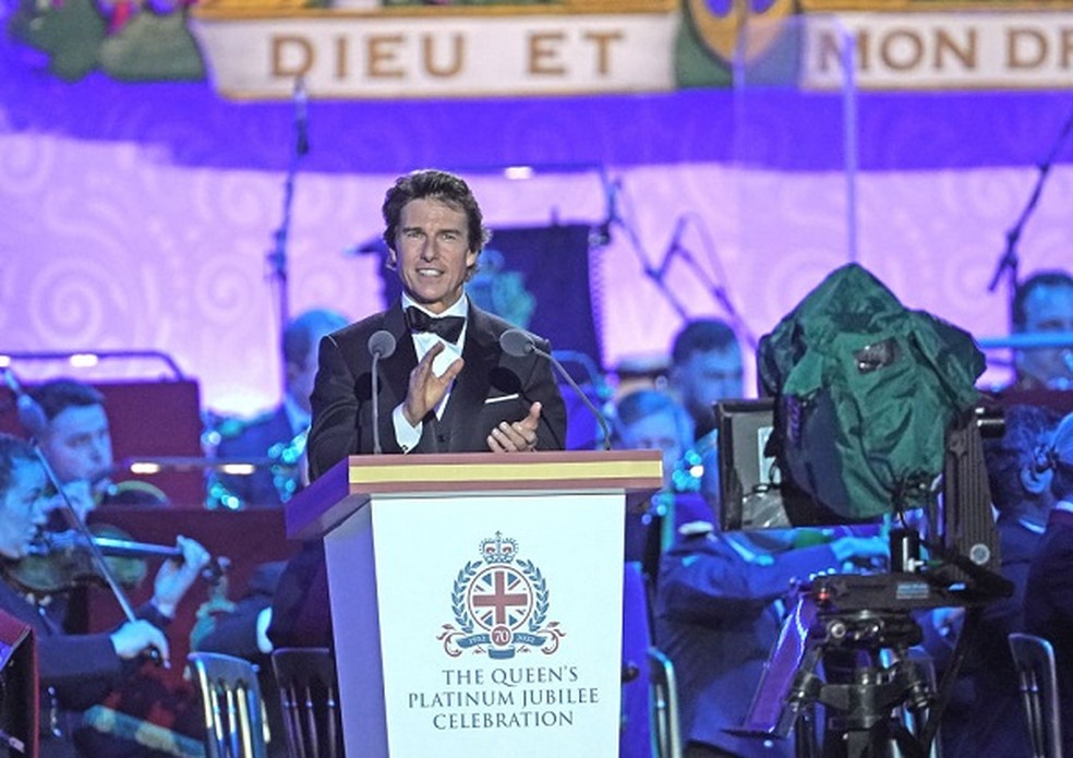 O ator Tom Cruise discursa durante as celebrações do Jubileu de Platina de Rainha Elizabeth em maio  — Foto: Getty Images