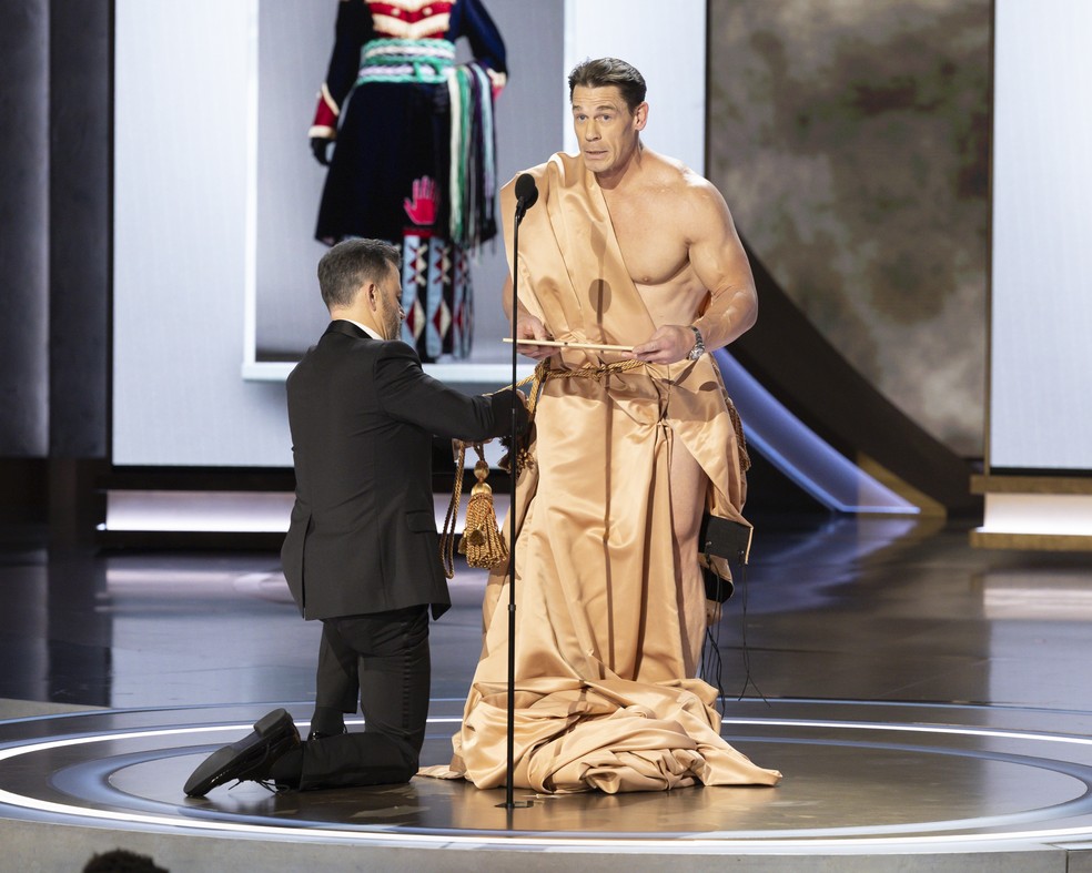 John Cena tem seu look peladão coberto por toga improvisada no Oscar 2024 — Foto: getty
