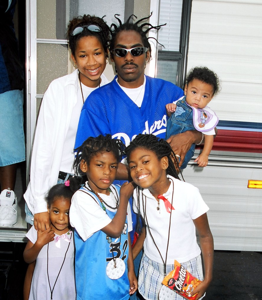 O rapper Coolio (1963-2022) em foto de 1996 com quatro de seus filhos
