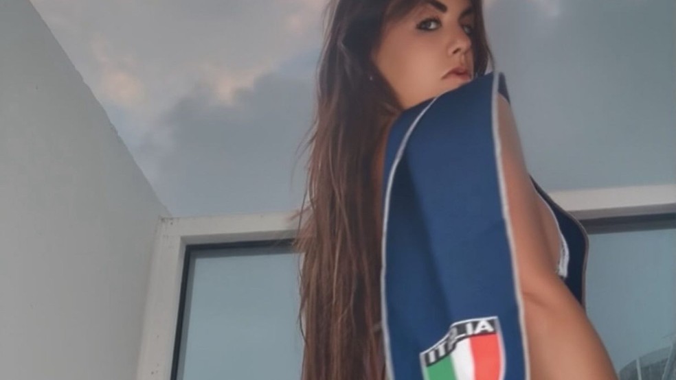 Claudia Romani com a faixa da Itália após o país não classificar para a Copa do Mundo 2026 — Foto: Reprodução/Instagram