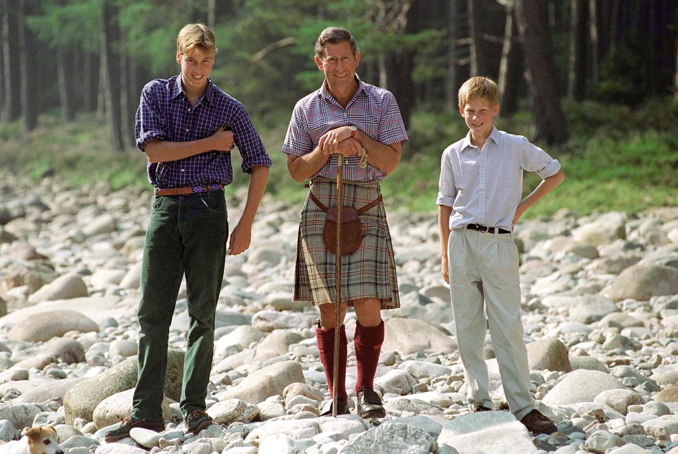 O Príncipe William, o Rei Charles III, usando kilt, vestimenta tradicional masculina escocesa, e o Príncipe Harry em foto antiga — Foto: Getty Images