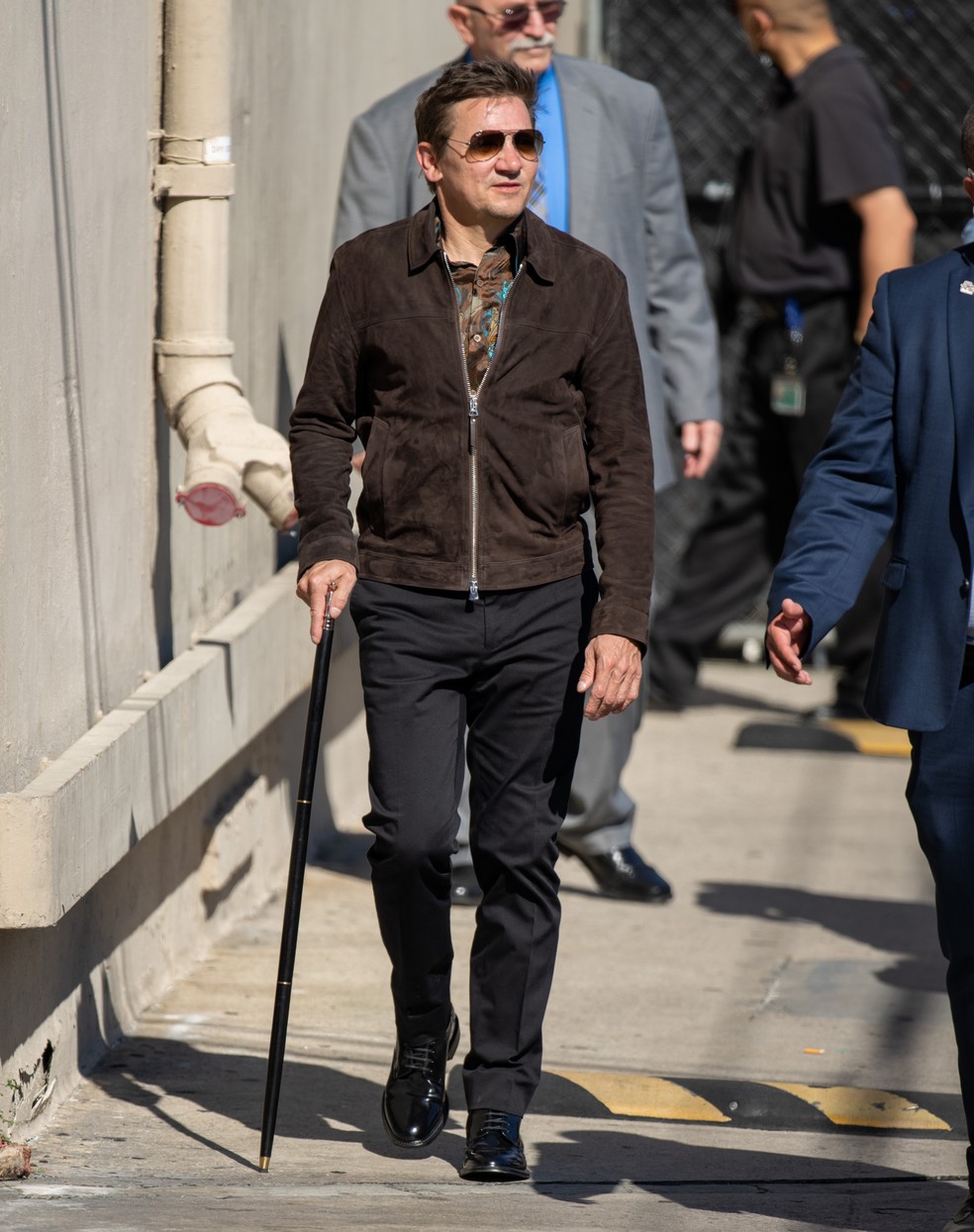 Jeremy Renner em frente ao estúdio do programa 'Jimmy Kimmel Live', em Los Angeles, em 10 de abril de 2023 — Foto: Getty Images