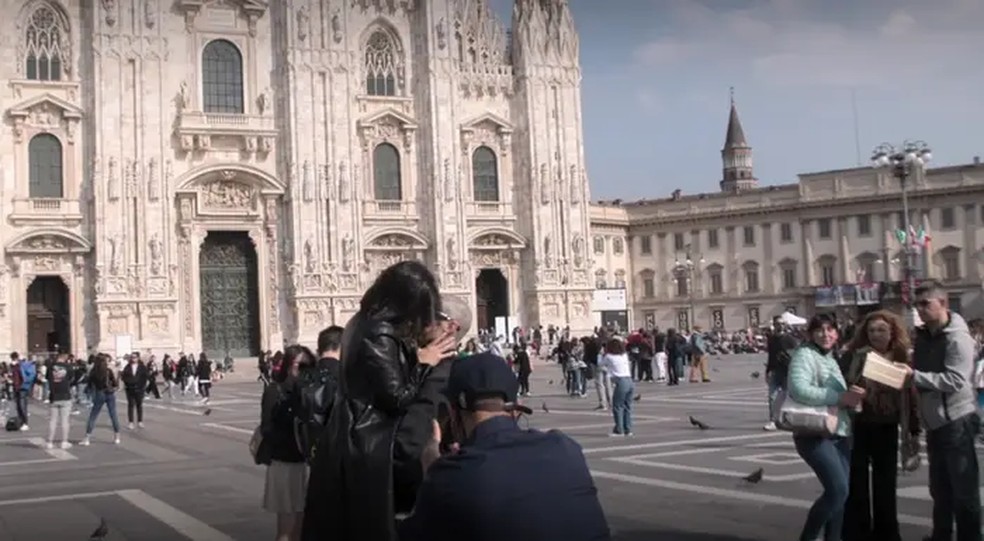 Kourtney Kardashian e Travis Barker se beijando na frente da Catedral de Milão — Foto: Reprodução/Hulu