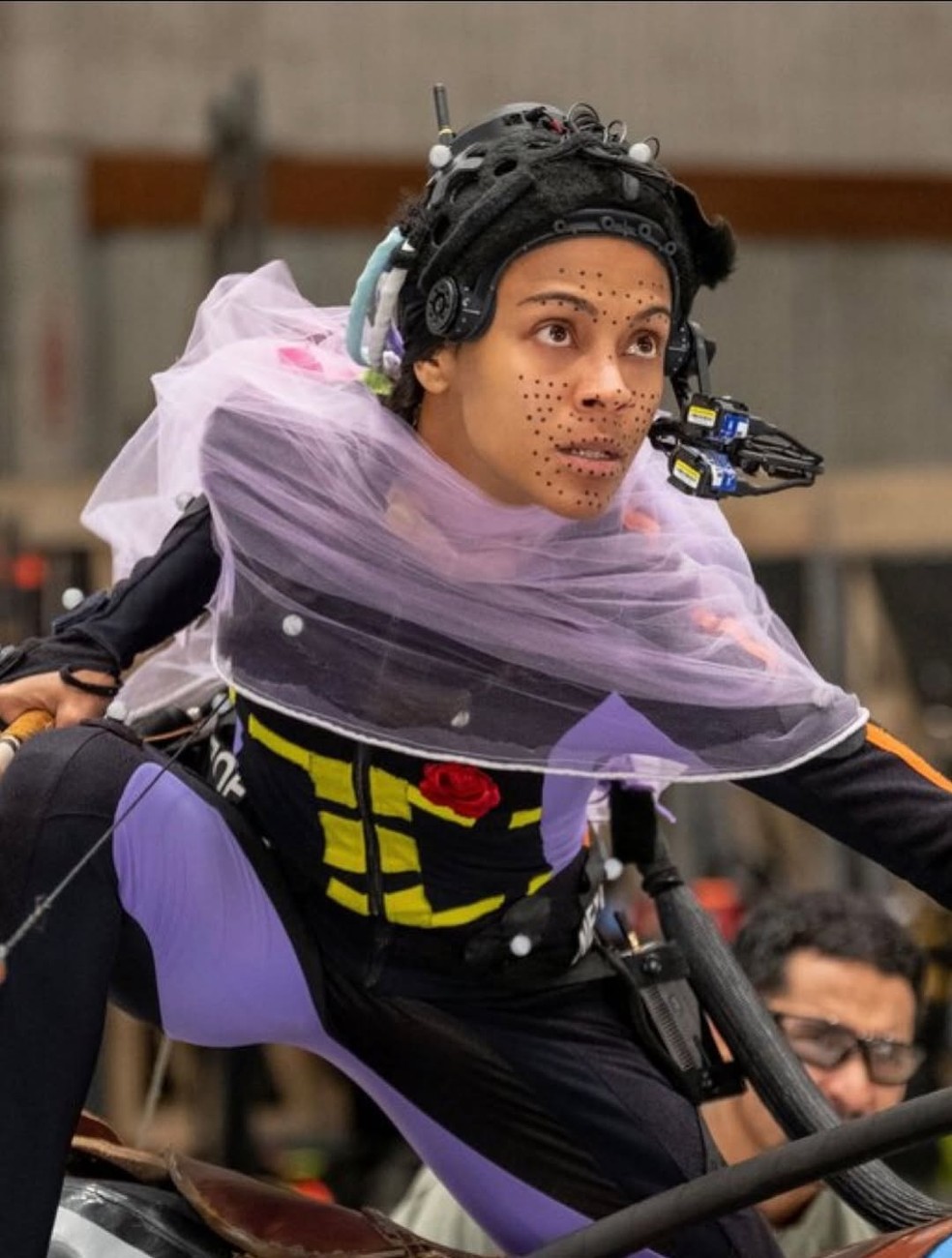 Zoe Saldaña surge de meiacalça e lingerie mínima em post especial de