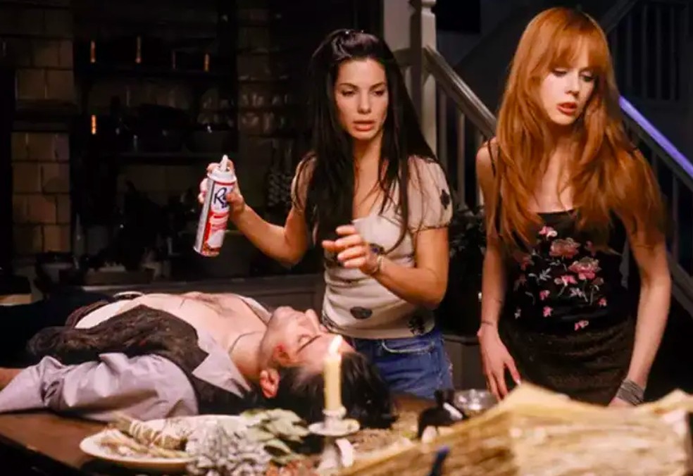 Sandra Bullock e Nicole Kidman em cena de Da Magia à Sedução (1998) — Foto: Reprodução