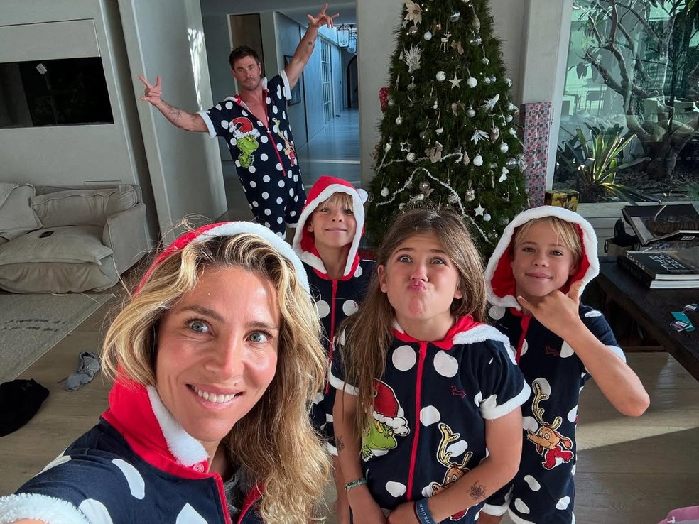 Chris Hemsworth com a esposa, Elsa Pataky, e os filhos — Foto: Reprodução/Instagram