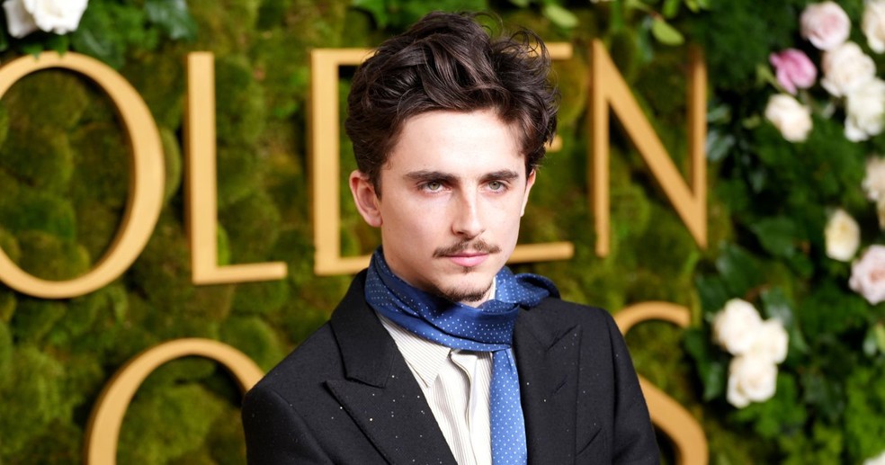 Timothée Chalamet no tapete vermelho do Globo de Ouro — Foto: Getty