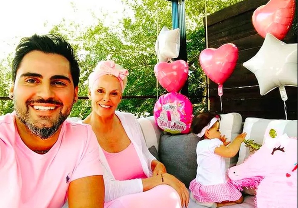Brigitte Nielsen com o marido e a filha — Foto: Instagram
