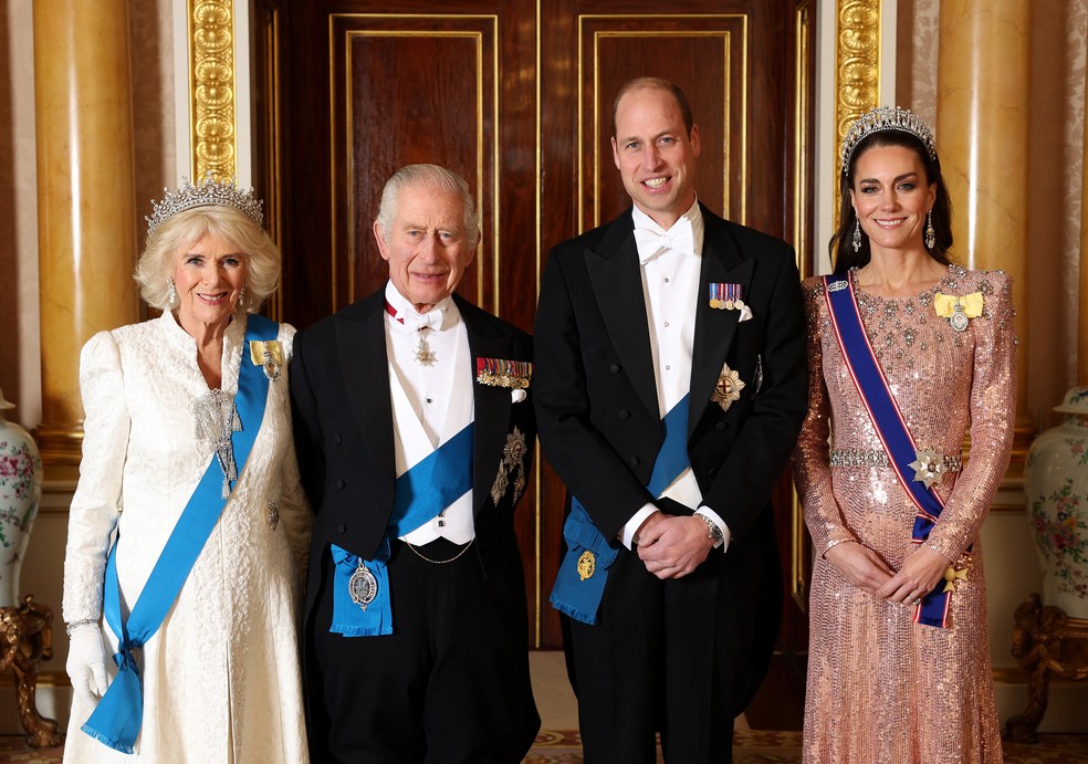 O Rei Charles, a Rainha Camilla, o Príncipe William e a Princesa Kate Middleton em festa no Palácio de Buckingham — Foto: Getty Images