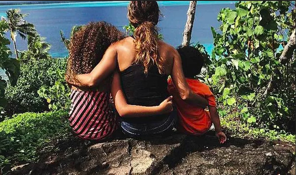 Foto rara compartilhada por Halle Berry com a presença dos dois filhos — Foto: Instagram