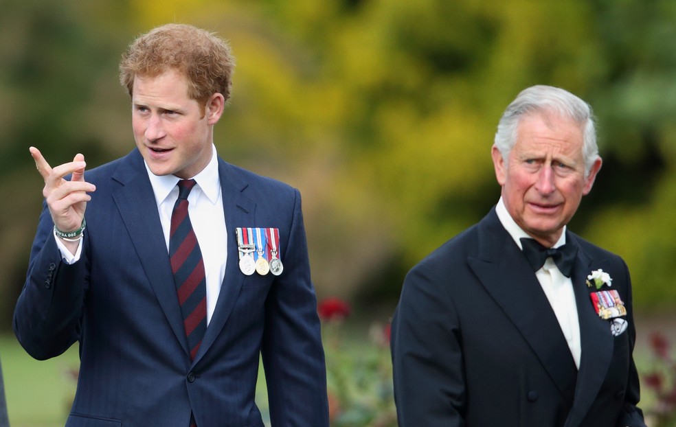 O príncipe Harry com o pai, Charles III, alguns anos atrás — Foto: Getty Images