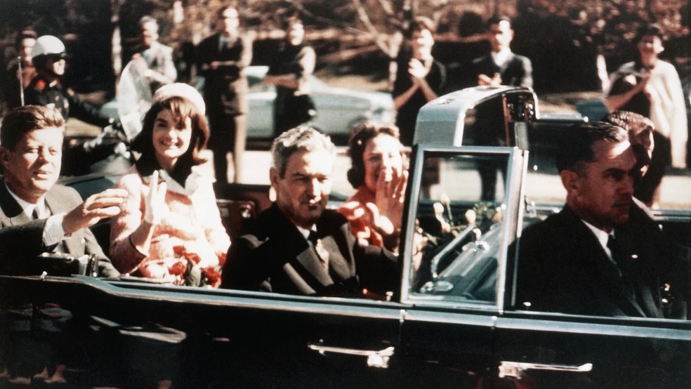 A comitiva com Kennedy pouco antes dos tiros em Dallas — Foto: Getty Images
