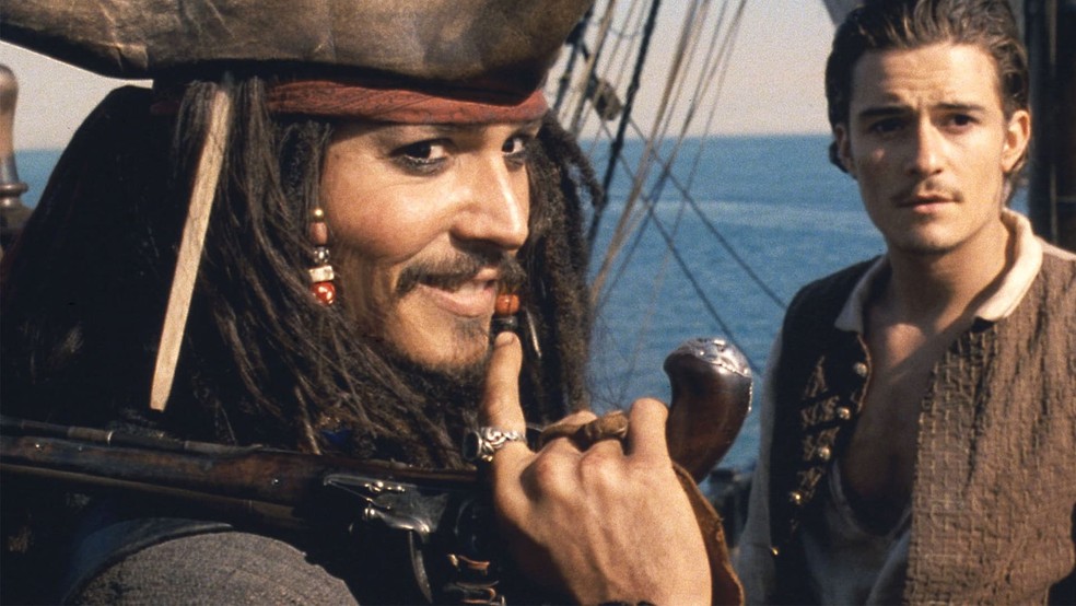Johnny Depp e Orlando Bloom em 'Piratas do Caribe: A Maldição do Pérola Negra' — Foto: Divulgação