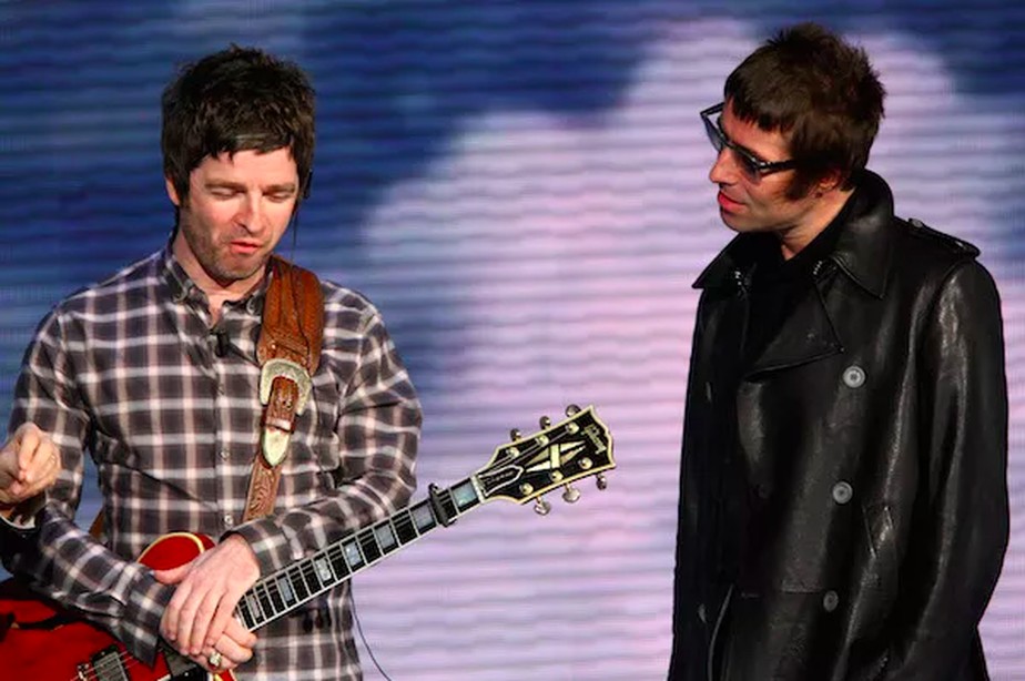 Os irmãos Noel Gallagher e Liam Gallagher na época em que o Oasis ainda estava na ativa