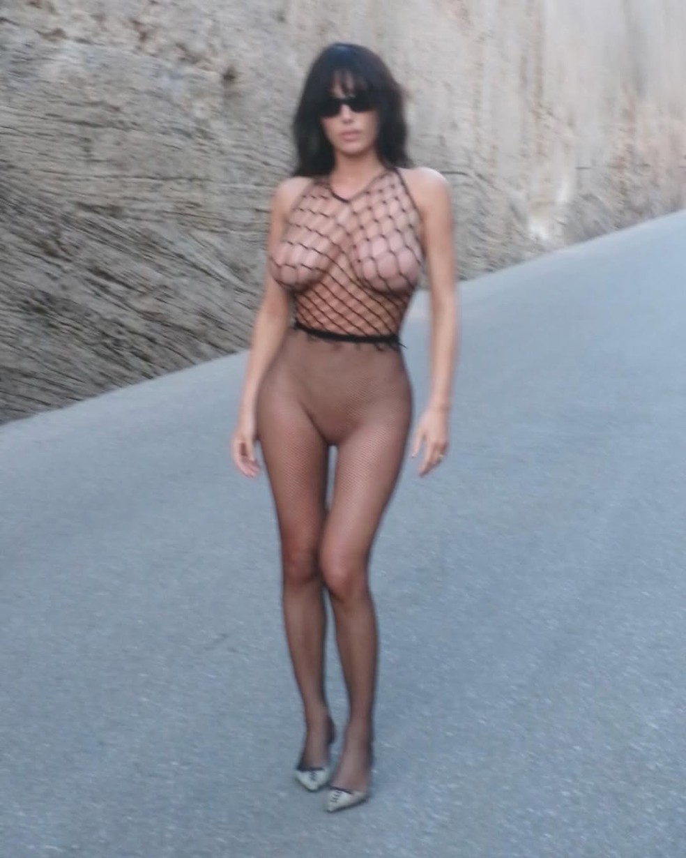 Bianca Censori caminha seminua em ruas espanholas — Foto: reprodução/Instagram