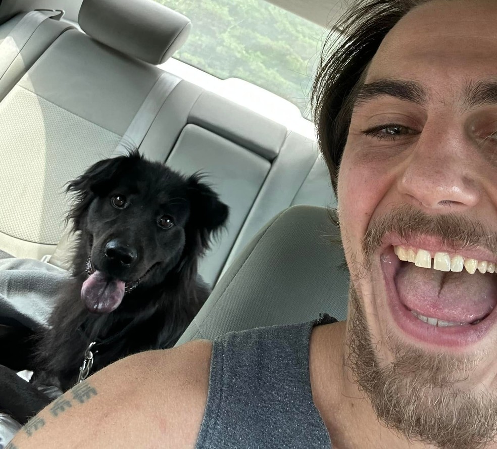 O ator norte-americano Adam Turck com seu cão — Foto: Reprodução/Facebook