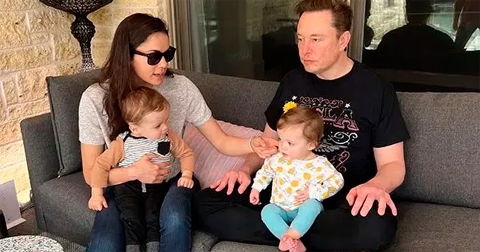 Elon Musk ao lado da funcionária Shivon Zilis e de seus filhos — Foto: reprodução/twitter