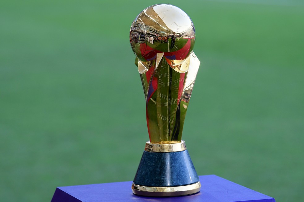 O troféu disputado por Cristiano Ronaldo na Copa Árabe de Clube Campeões — Foto: Getty Images
