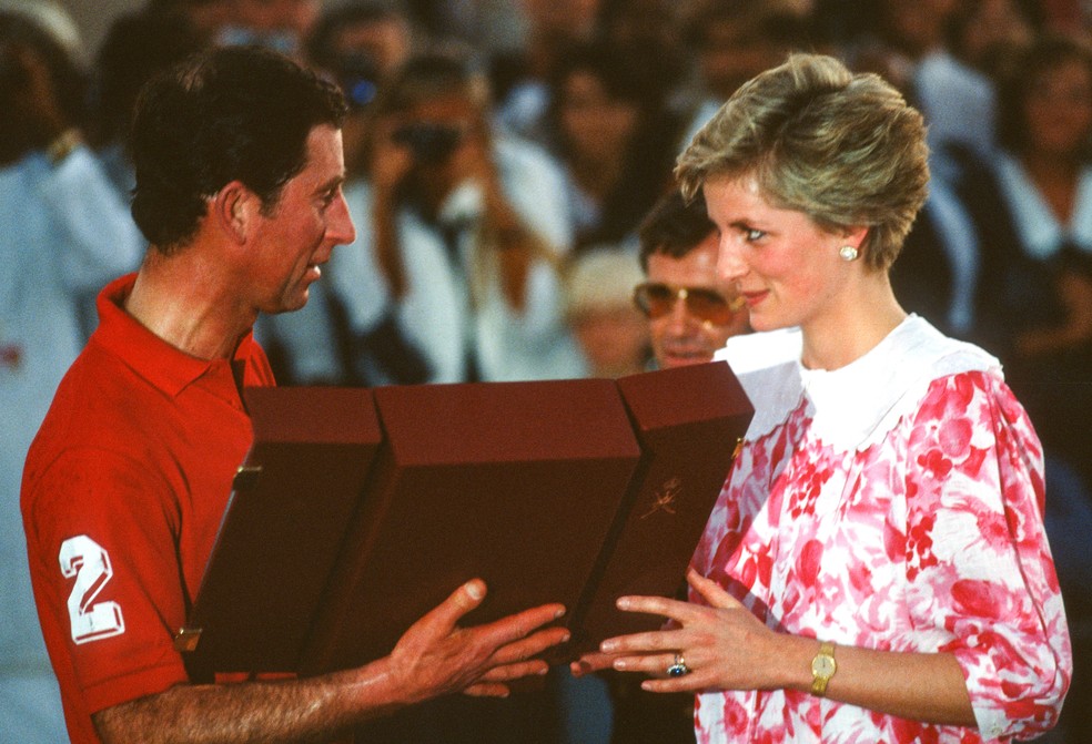 O Rei Charles III, então Príncipe Charles, com a Princesa Diana (1961-1997), em foto de 1986 — Foto: Getty Images