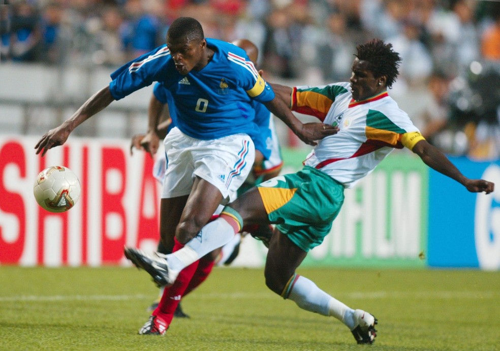Jogadores de França e Senegal na vitória história da seleção africana, por 1 a 0, contra os então campeões do mundo na Copa do Mundo de 2002 — Foto: Getty Images