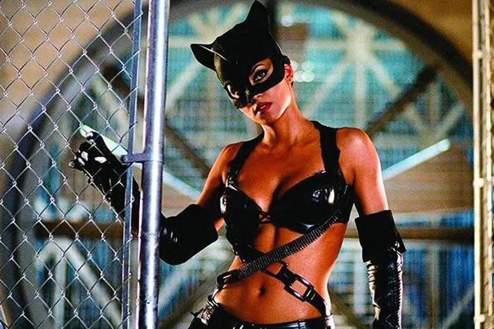 A atriz Halle Berry em cena de Mulher-Gato (2004)  — Foto: Reprodução
