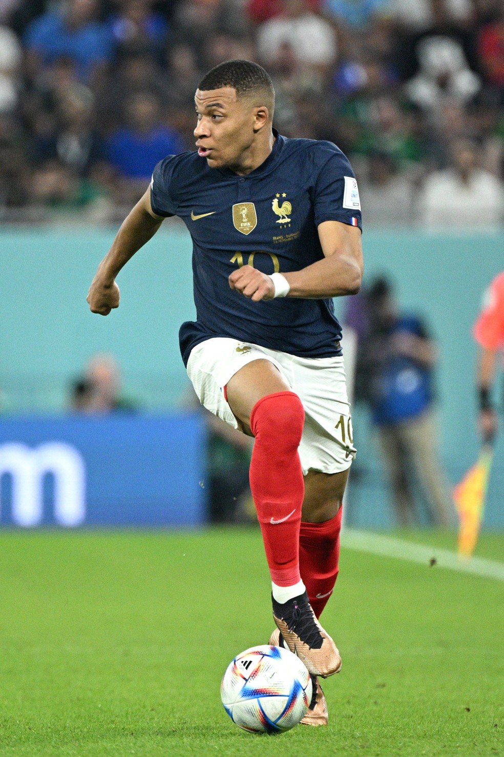 Mbappé em ação pela França na Copa do Mundo de 2022 — Foto: Getty Images