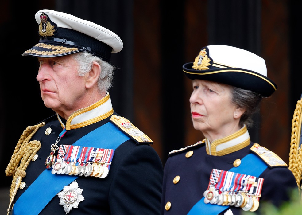 O Rei Charles III na companhia da irmã, Princesa Anne — Foto: Getty Images
