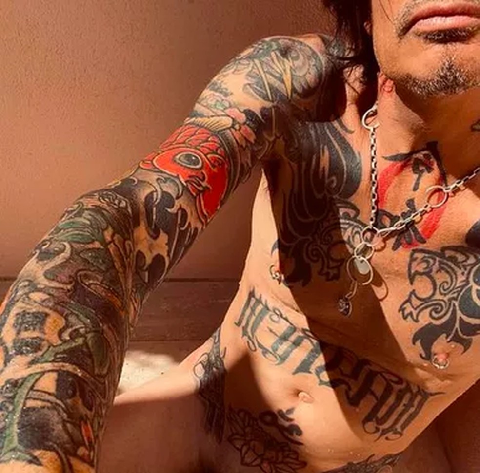 O nude compartilhado por Tommy Lee nas redes sociais - e cortado na nossa edição  — Foto: Reprodução/Instagram