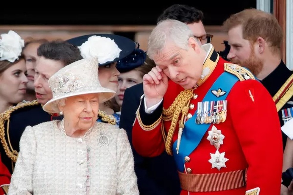 Príncipe Andrew com sua mãe Rainha Elizabeth II — Foto: Getty Images