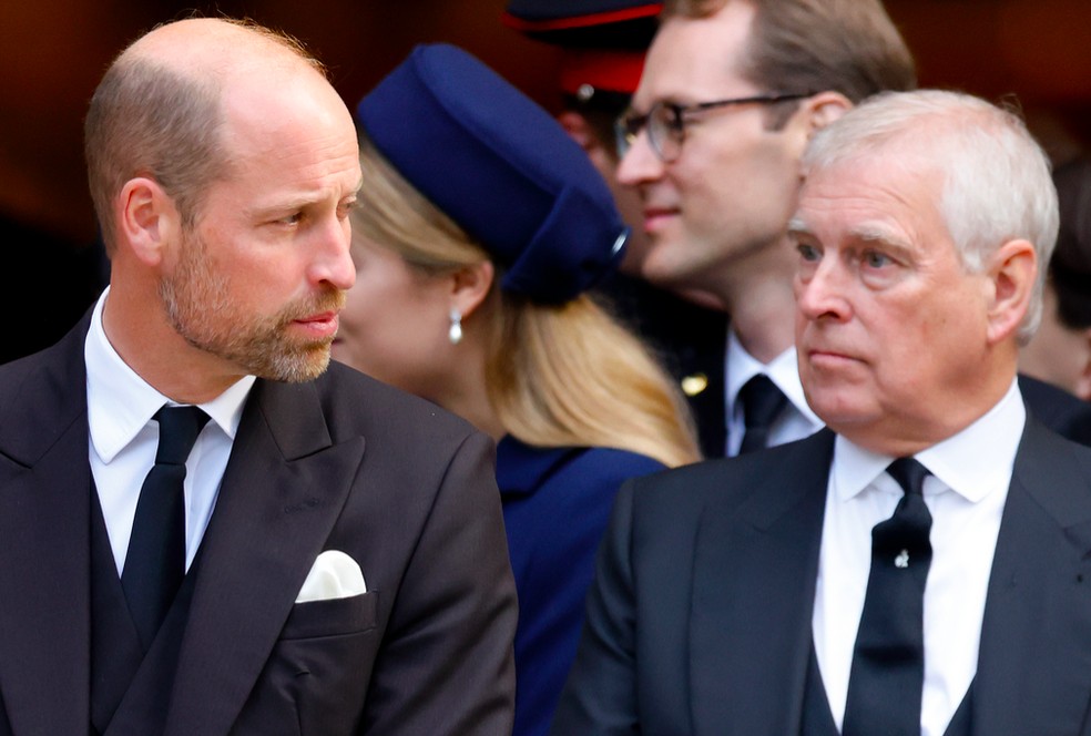 O Príncipe William e o ex-Príncipe Andrew — Foto: Getty Images