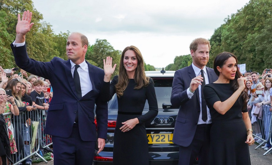 Os príncipes William e Harry com suas respectivas esposas, a Princesa Kate Middleton e a atriz e Duquesa Meghan Markle, após conversarem com os súditos presentes nos portões do Palácio de Windsor em setembro de 2022