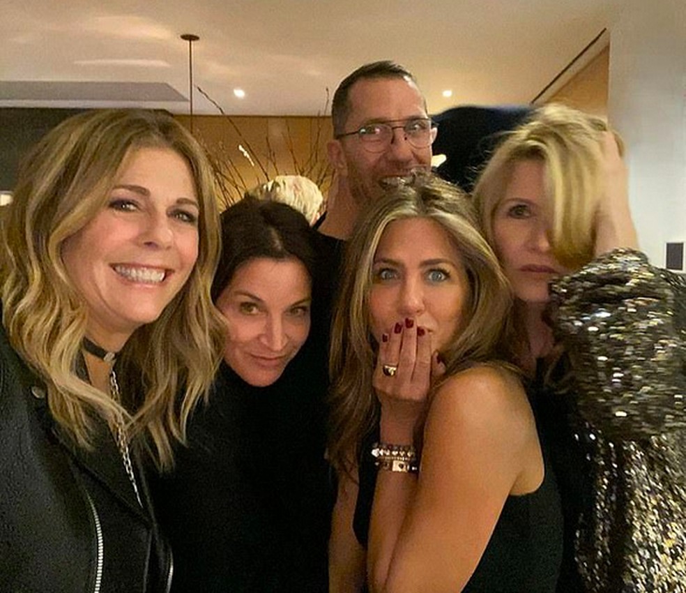 A atriz Jennifer aniston com convidados famosos de sua tradicional festa de fim de ano — Foto: Instagram