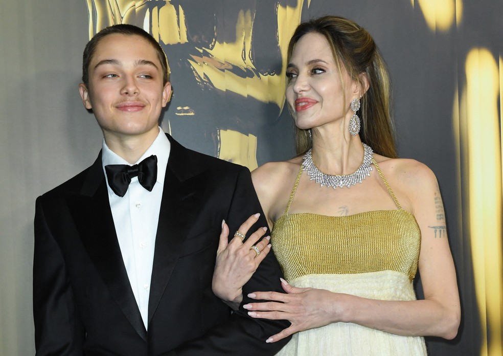 Angelina Jolie com o filho caçula,  Knox Leon Jolie-Pitt, no Governors Awards de 2024 — Foto: Getty Images