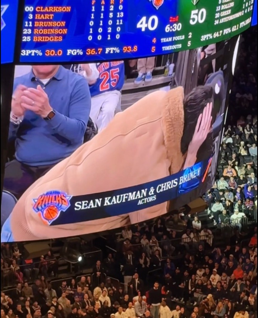 Beijo entre Sean Kaufman e Christopher Briney, atores da série 'O Verão que Mudou Minha Vida', durante partida da NBA — Foto: Reprodução