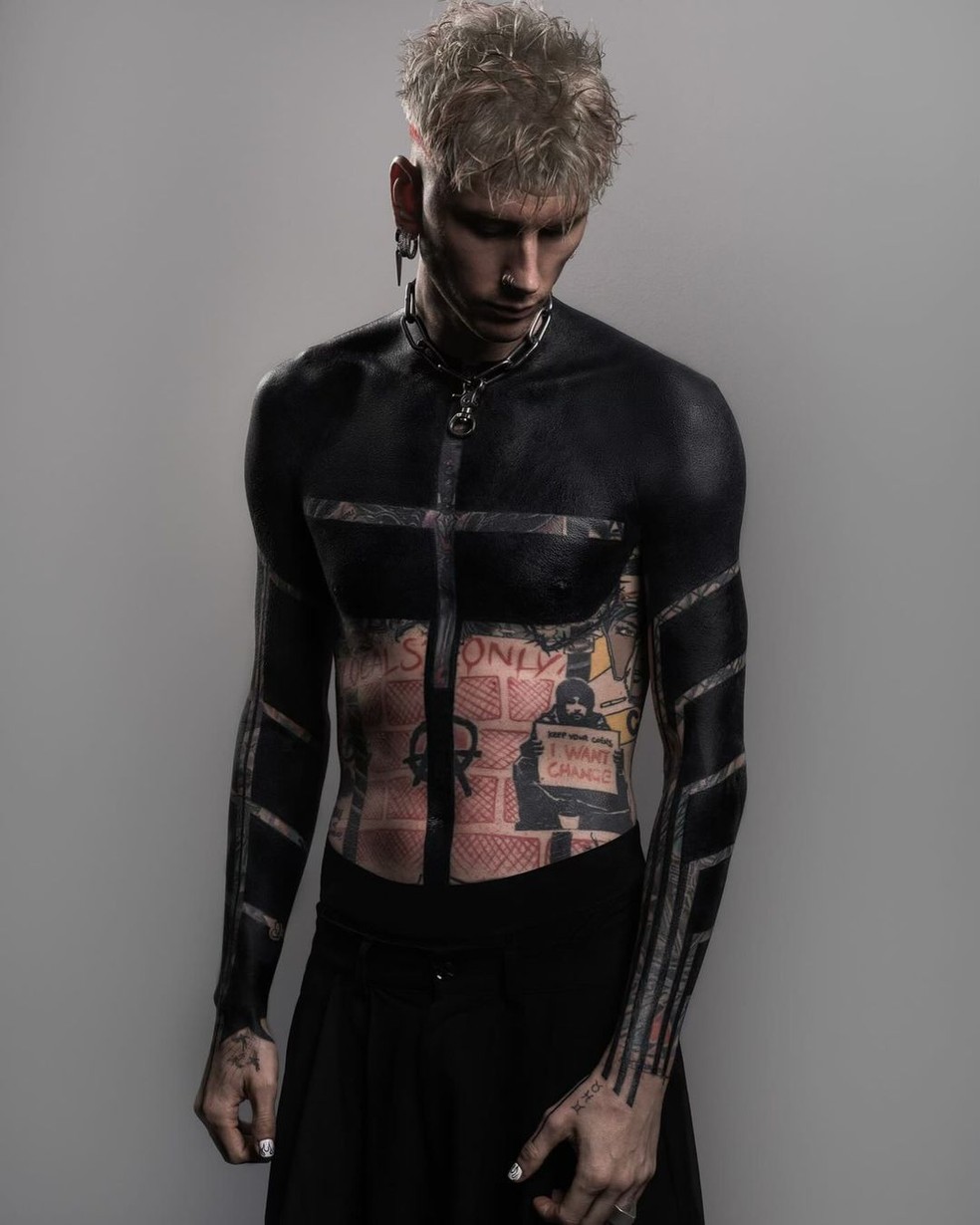 Machine Gun Kelly espanta público com tatuagem blackout extrema feita