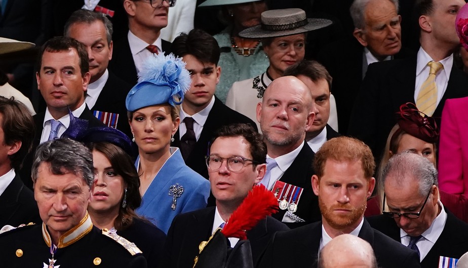 Mike Tindall e Zara Phillips em seus lugares na coroação do rei Charles III