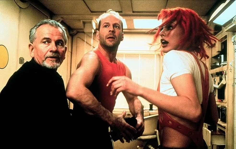 Bruce Willis e Milla Jovovich em cena de O Quinto Elemento, de 1997 — Foto: Divulgação