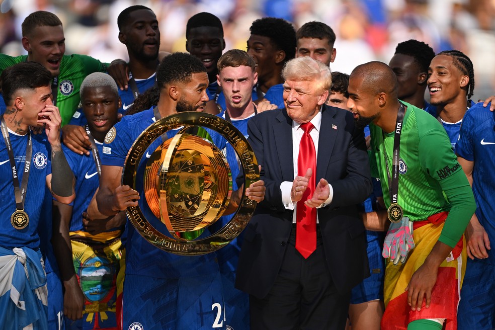 Reece James e Cole Palmer confusos com a presença de Donald Trump no palco quando o Chelsea levantou o troféu da Copa de Mundo de Clubes da FIFA — Foto: Getty Images