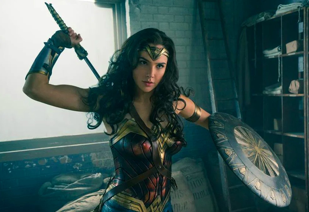 A atriz Gal Gadot como a heroína Mulher-Maravilha — Foto: Reprodução