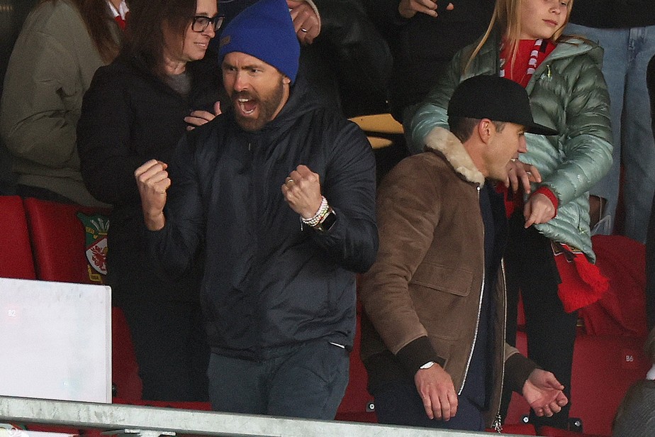 Ryan Reynolds comemorando na arquibancada do Wrexham AFC
