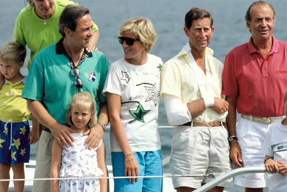 Foto de 1990, em navio ancorado na ilha espanhol da Maioca: o Rei Constantino II (1940-2023), a Princesa Theodora, a Princesa Diana (1961-1997), o Rei Charles III e o Rei Juan Carlos — Foto: Getty Images