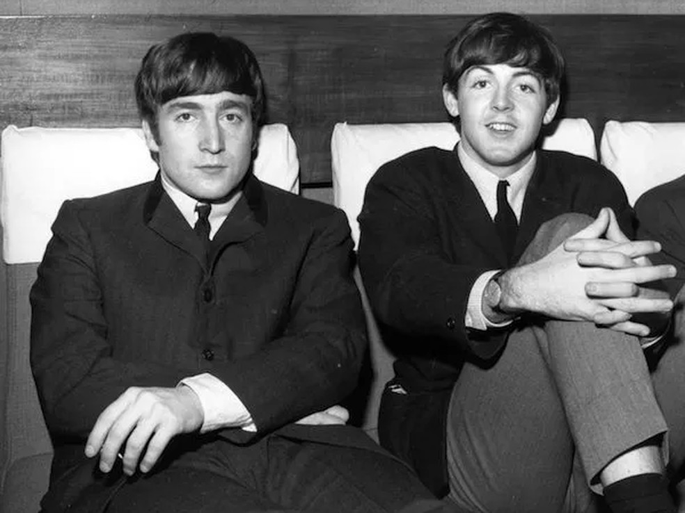 John Lennon (1940-1980) e Paul McCartney em foto do início dos Beatles — Foto: Getty Images
